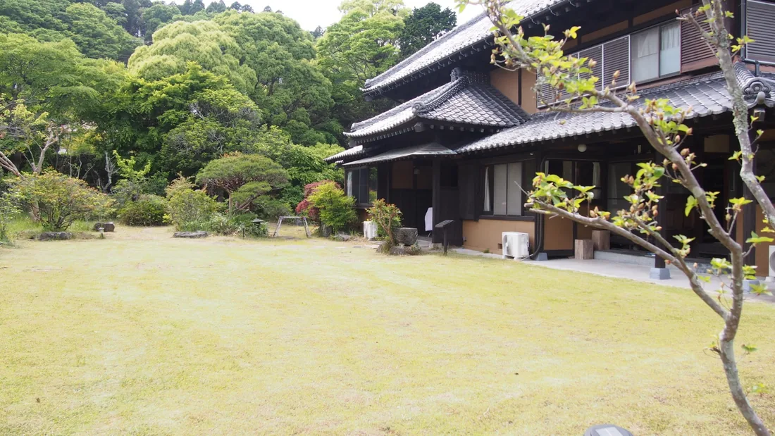 芝庭から見た秋葉邸の母屋