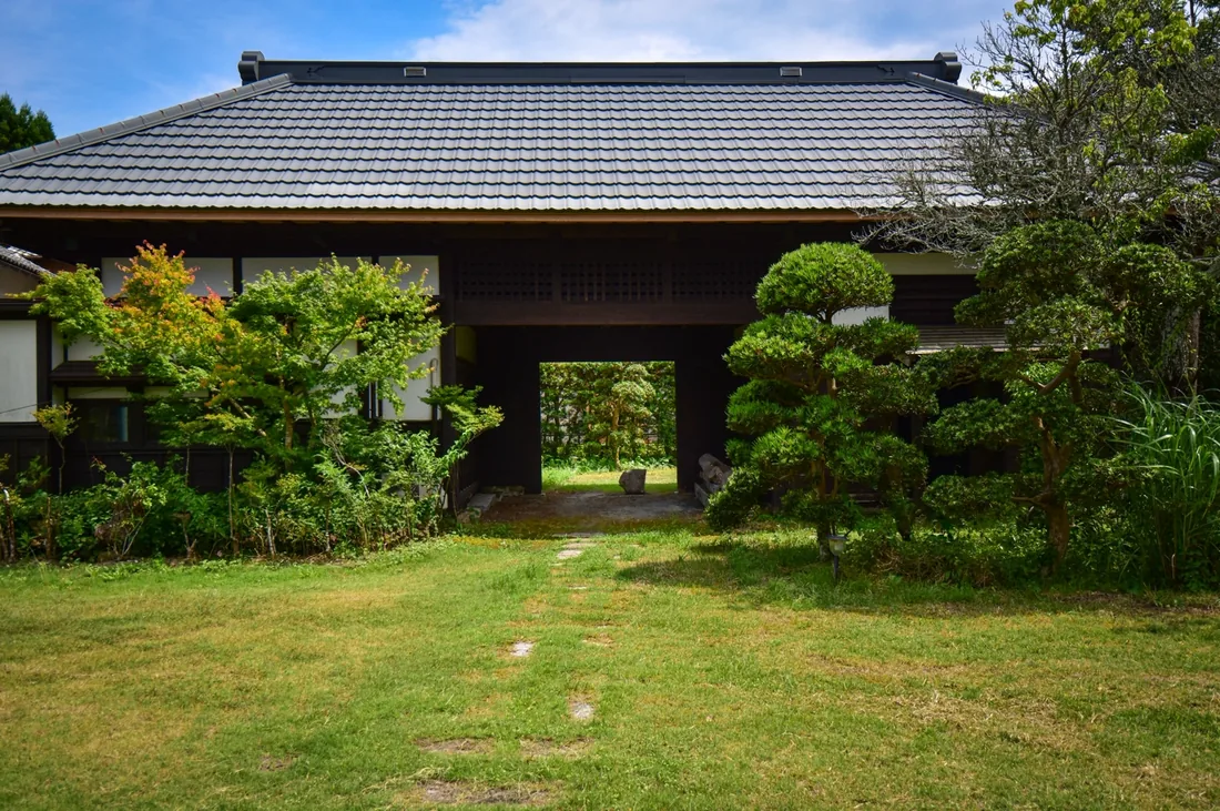 秋葉邸の長屋門