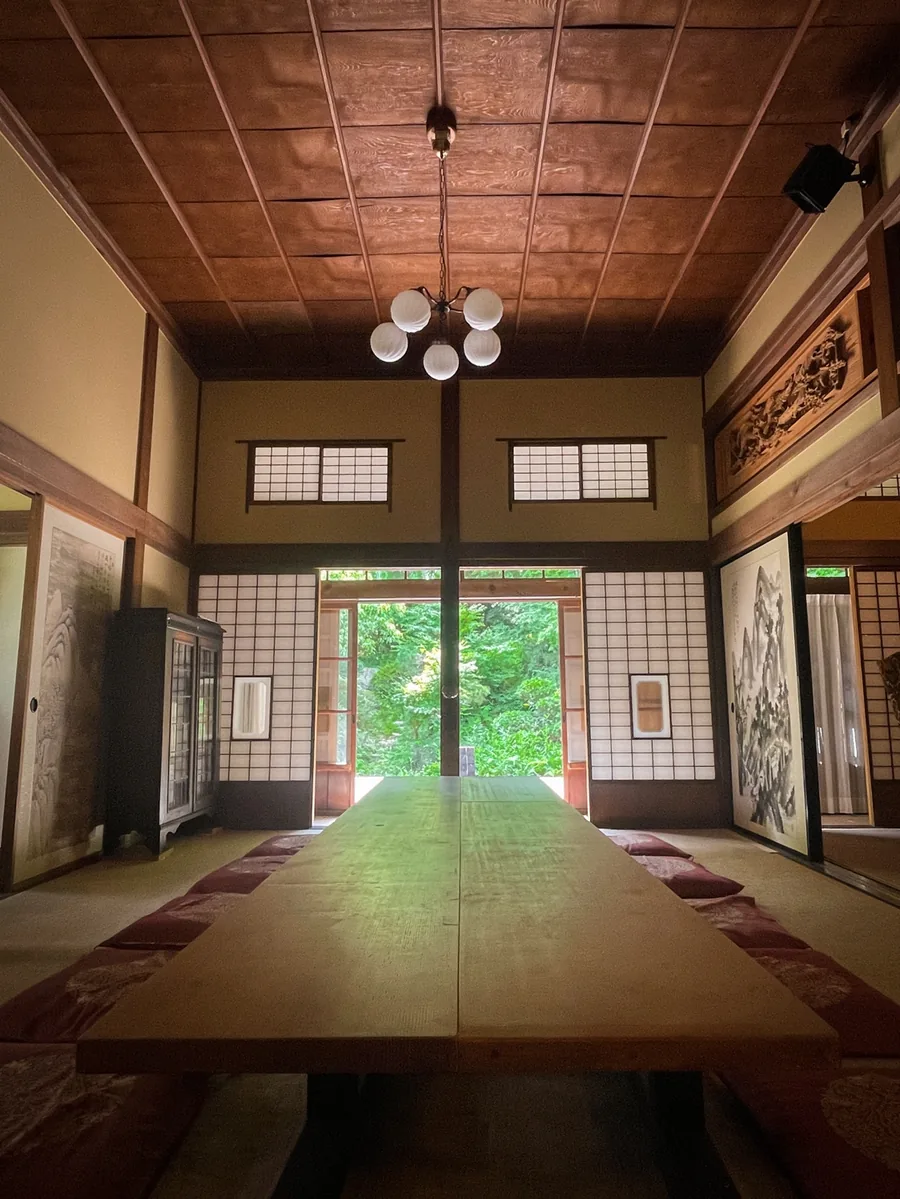 母屋の座敷から庭への眺め
