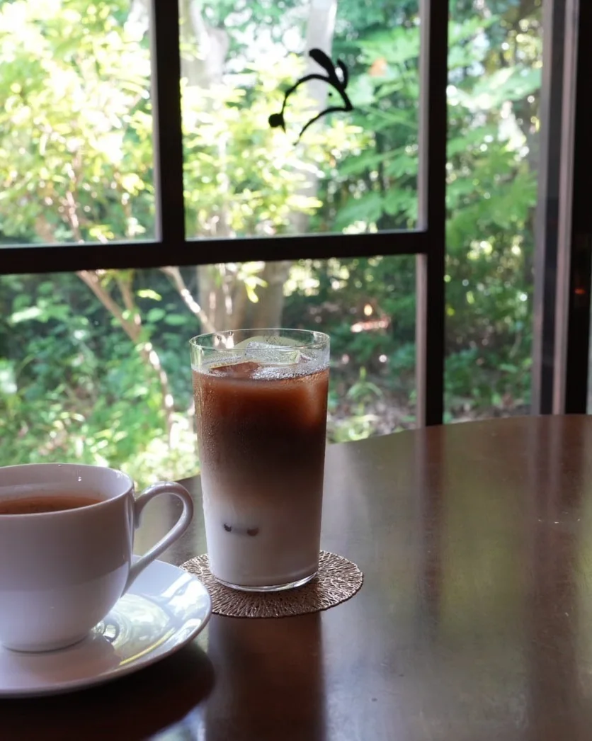 窓辺の席とドリンク