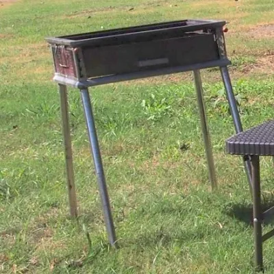 芝生に置いたレンタルのBBQグリル